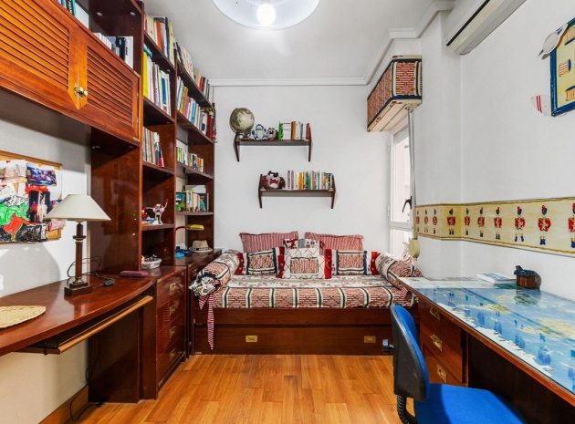 Resale - Apartment - Torrevieja - Torrevieja Centro