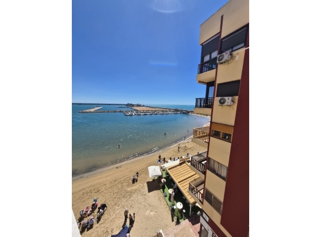Resale - Apartment - Torrevieja - 1st line to the sea