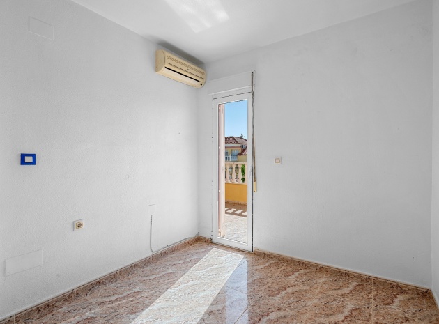 Resale - Townhouse - Villamartin - bosque de las lomas