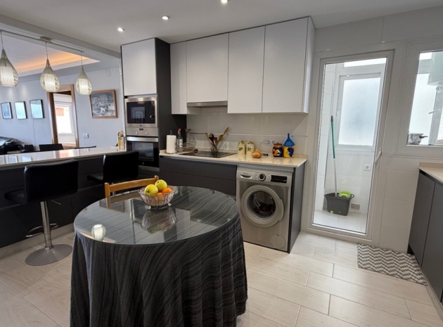 Resale - Apartment - Torrevieja - Torrevieja Centro