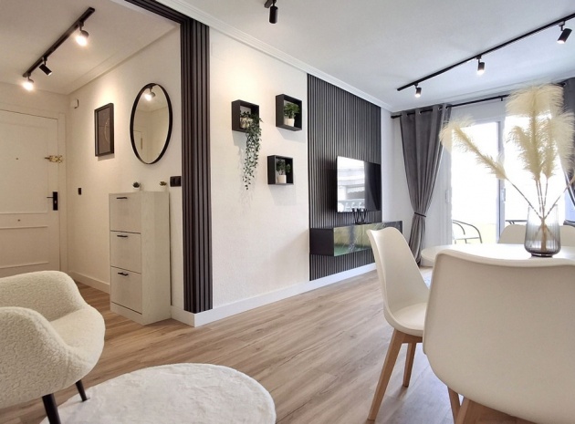 Resale - Apartment - Torrevieja - Torrevieja Centro