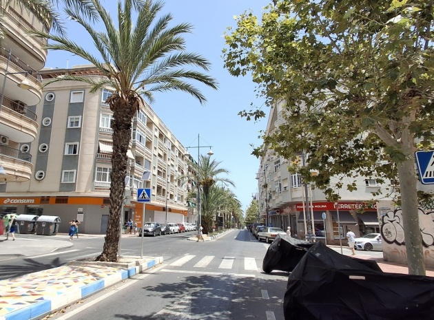 Resale - Apartment - Torrevieja - Torrevieja Centro