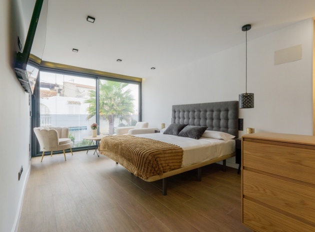 Resale - Villa - Torrevieja - Torrevieja Centro