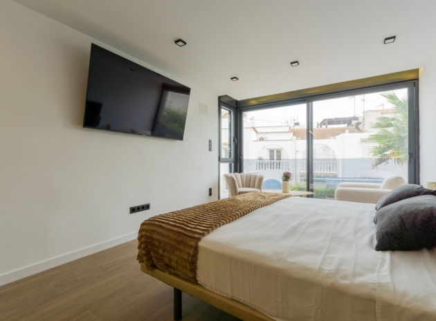 Resale - Villa - Torrevieja - Torrevieja Centro