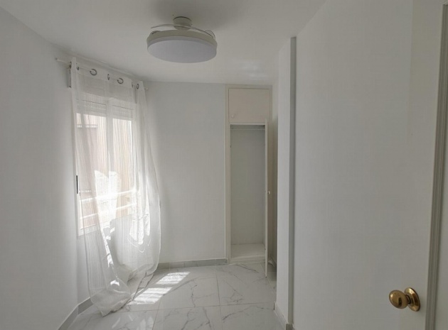Återförsäljning - Lägenhet - Torrevieja - Torrevieja Centro