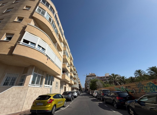 Resale - Apartment - Torrevieja - Playa De Los Locos