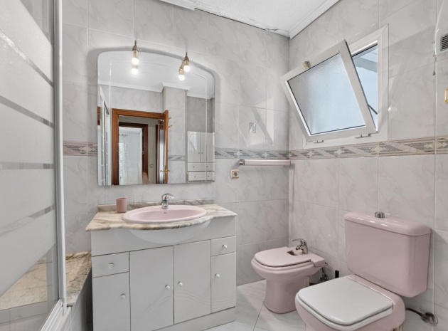 Resale - Apartment - Torrevieja - Torrevieja Centro