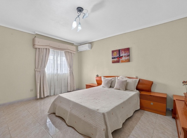 Resale - Apartment - Torrevieja - Torrevieja Centro