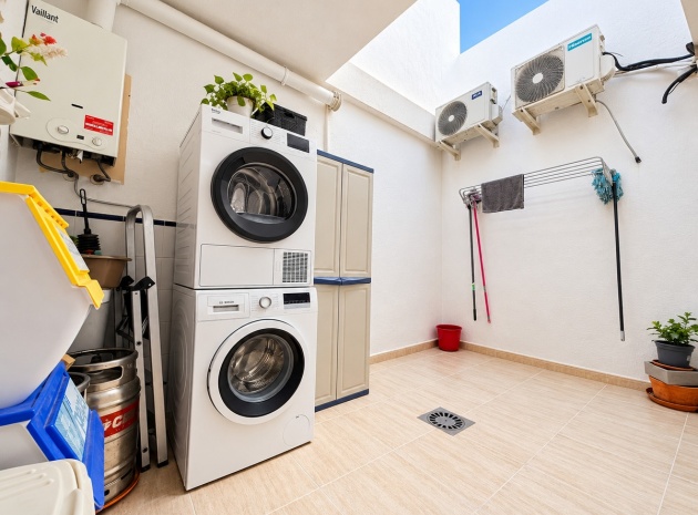 Resale - Townhouse - Daya Nueva - Daya Nueva Centro