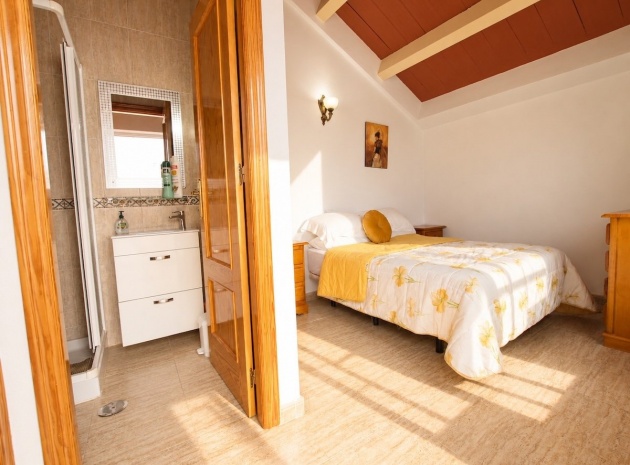 Resale - Bungalow - Daya Nueva