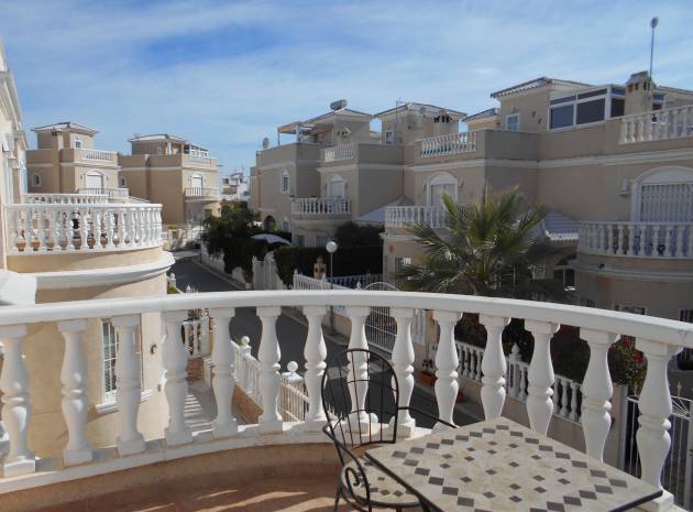 Resale - Villa - Los Altos - villas del duque