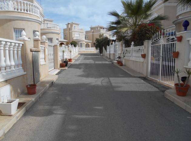 Resale - Villa - Los Altos - villas del duque