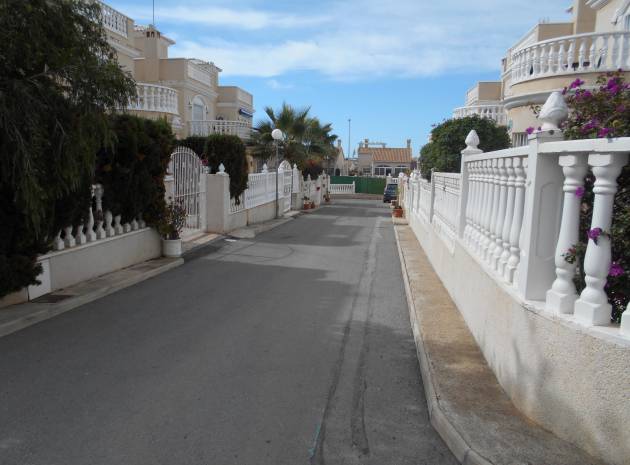 Resale - Villa - Los Altos - villas del duque