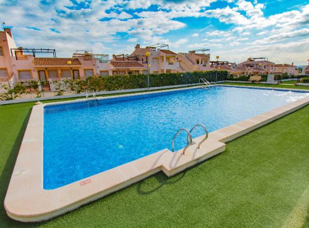 Resale - Townhouse - Los Montesinos - laguna green