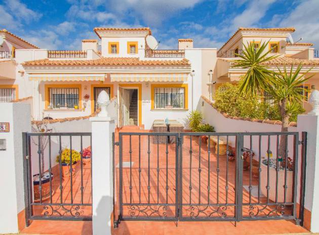 Resale - Townhouse - Los Montesinos - laguna green