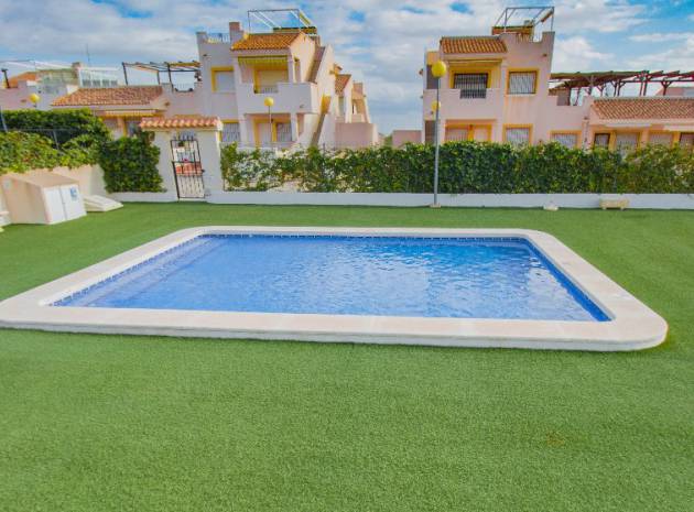 Resale - Townhouse - Los Montesinos - laguna green